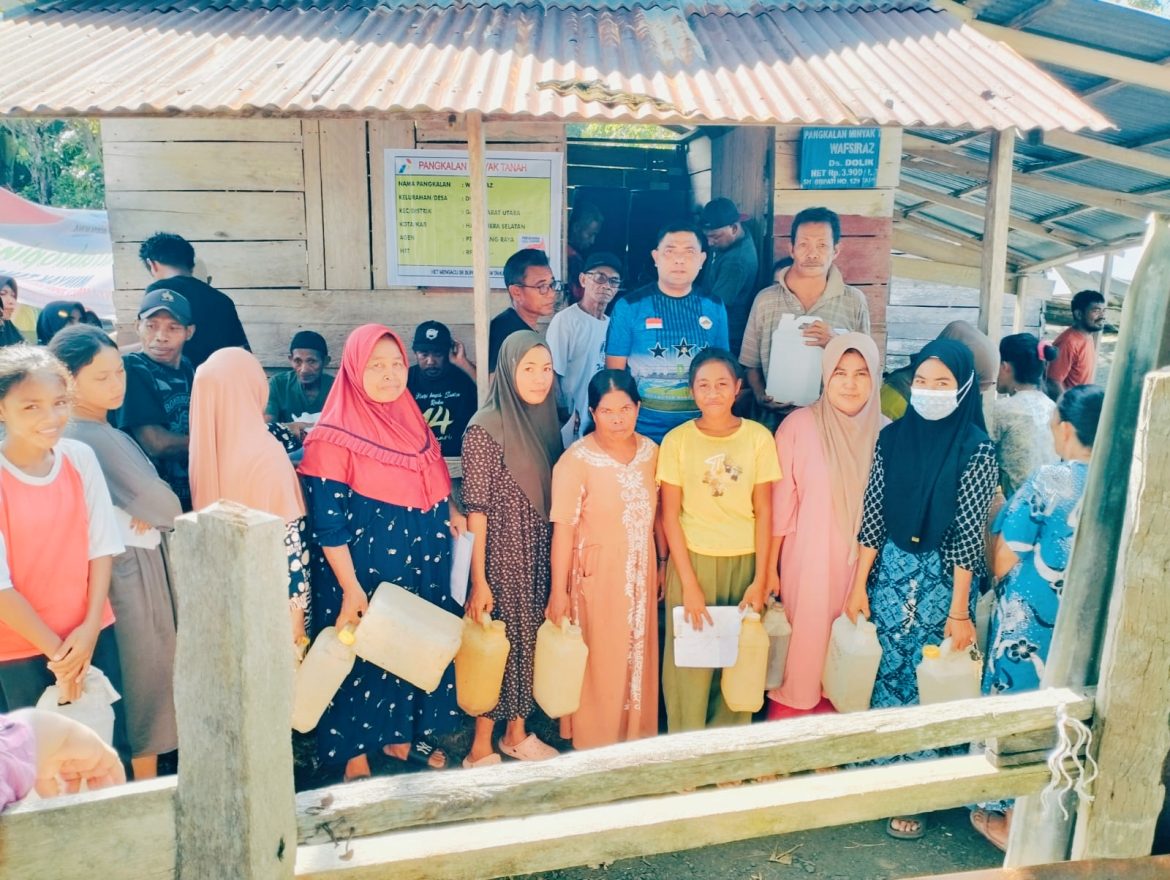 Jelang Lebaran Idul Fitri, Warga Desa Dolik Dapat Kado Minyak Tanah Gratis Dari Pemerintah Desa