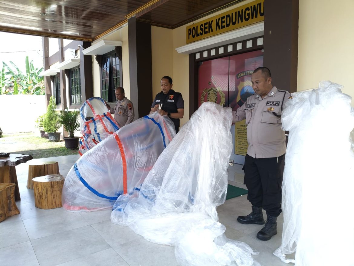 Patroli Harkamtibmas, Polsek Kedungwuni Amankan Balon Udara