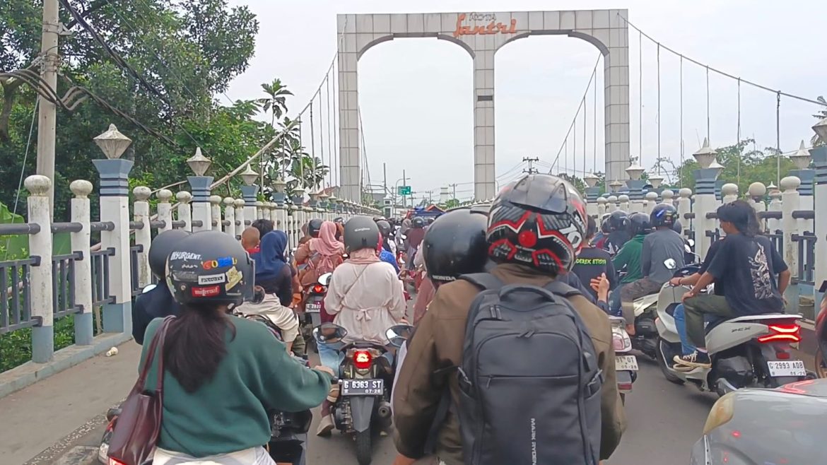 Kemacetan Parah di Jembatan Surobayan Pekalongan, Warga: Hanya 30 Meter, Tapi Butuh 7 Menit Lewat