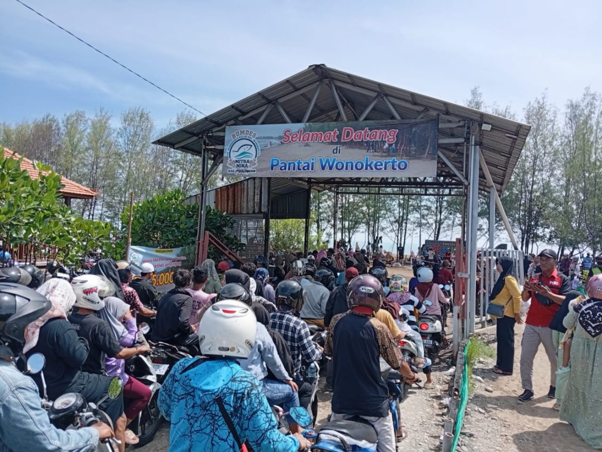 Rayakan Syawalan, Ribuan Wisatawan Padati Obyek Wisata Pantai Wonokerto Kabupaten Pekalongan