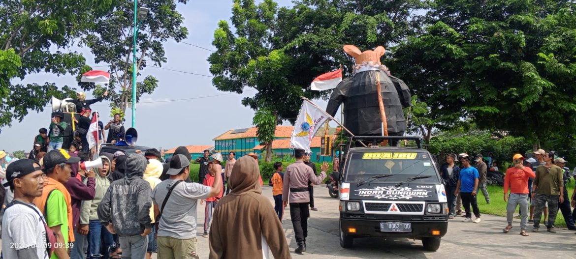 Ratusan Warga Kali Lingi Wanasari Brebes Tuntut Nonaktifkan Di Duga Kades Bermasalah