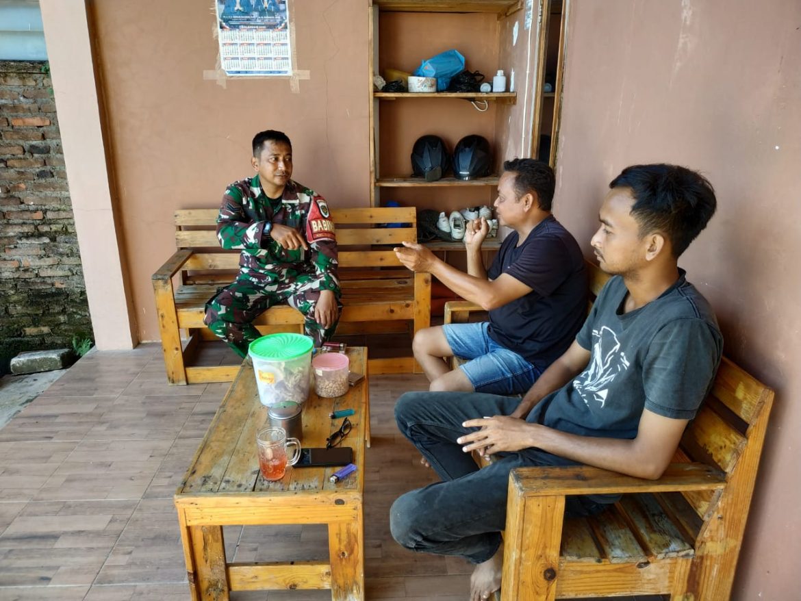 Babinsa Kelurahan Sukapura Laksanakan Anjangsana Bahas Pertanian dan Penjualan Gabah