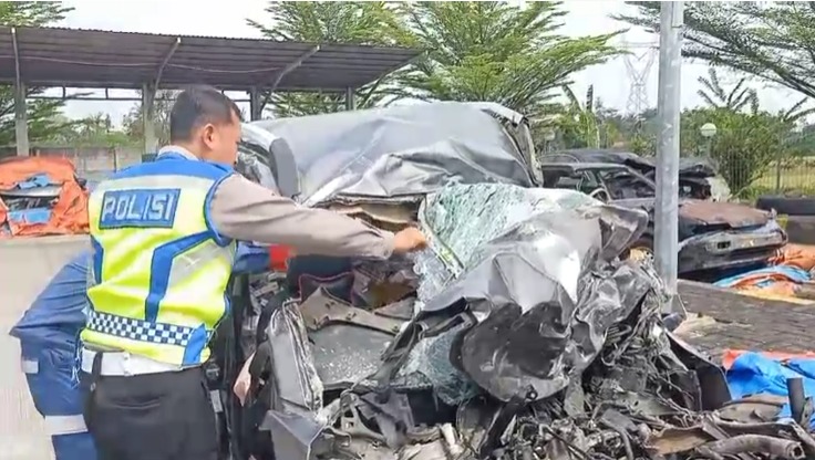 Akibat Lawan Arah, Honda BR-V Tabrakan dengan Bus di Tol Pemalang-Batang KM 332