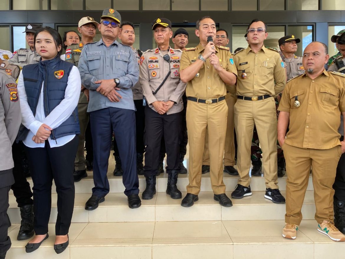 Polres Ogan Ilir dan Polsek Indralaya Kawal Ketat Pelaksanaan Aksi Damai Serikat Tani Pembaharu di Kantor Bupati Ogan Ilir