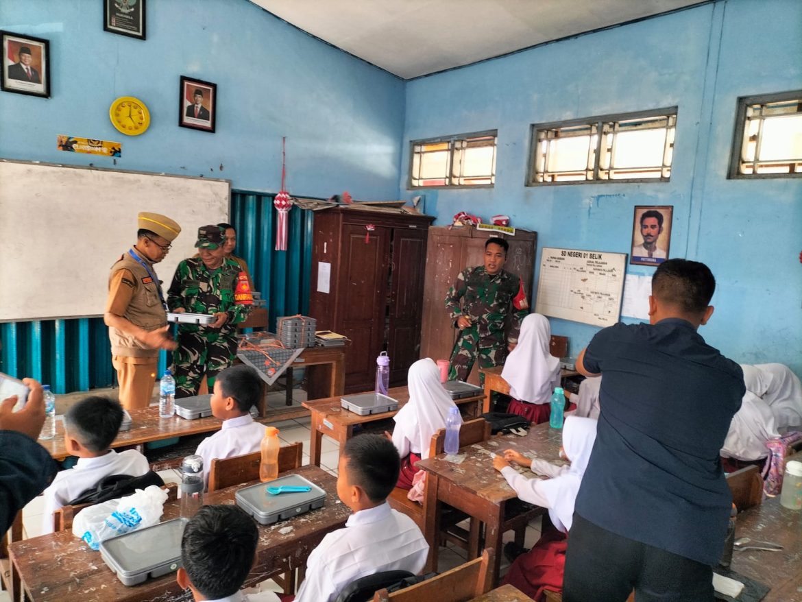 Peninjauan Louncing Pemberian Makan Bergizi Gratis (MBG) kepada Masyarakat Belik di SPPG Sangkuli oleh Dandim 0711 Pemalang