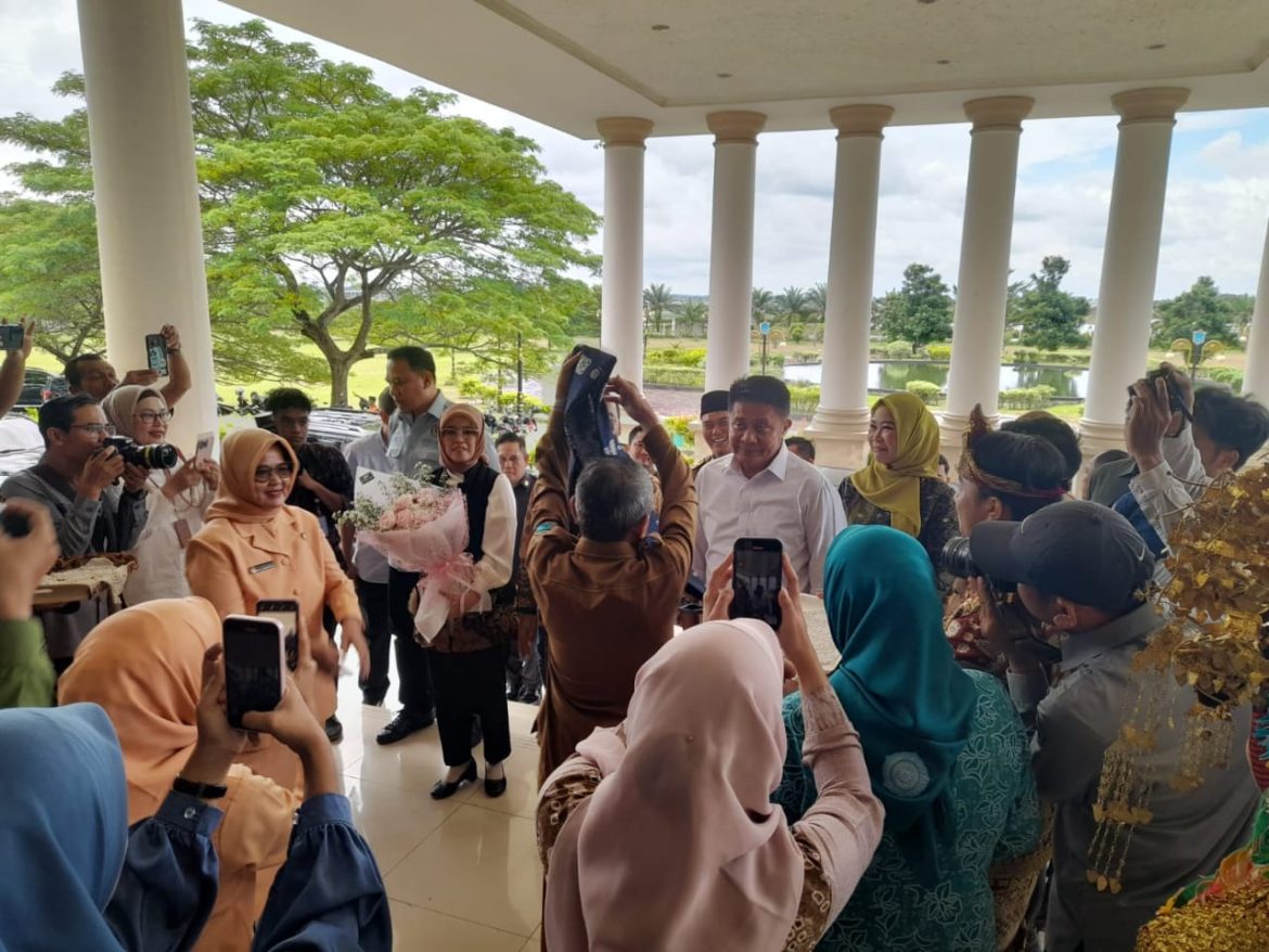 KUNJUNGAN MENTERI KEPENDUDUKAN DAN KEPALA BKKBN BERJALAN AMAN DAN KONDUSIF, KAPOLSEK INDRALAYA PIMPIN LANGSUNG PELAKSANAAN PENGAMANAN*
