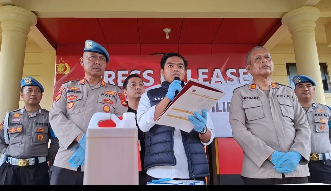 TIDAK MENUNGGU WAKTU LAMA POLRES OGAN ILIR UNGKAP KASUS GUDANG TERBAKAR PEMILIK GUDANG DI RINGKUS