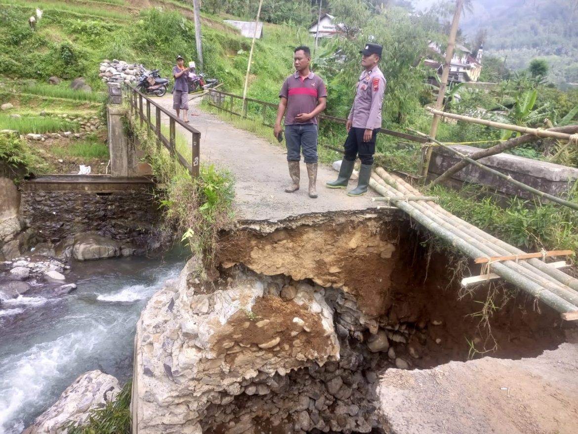 Putus Akibat Longsor, Anggota Polsek Lebakbarang dan Warga Kerja Bakti Bikin Jembatan Sementara