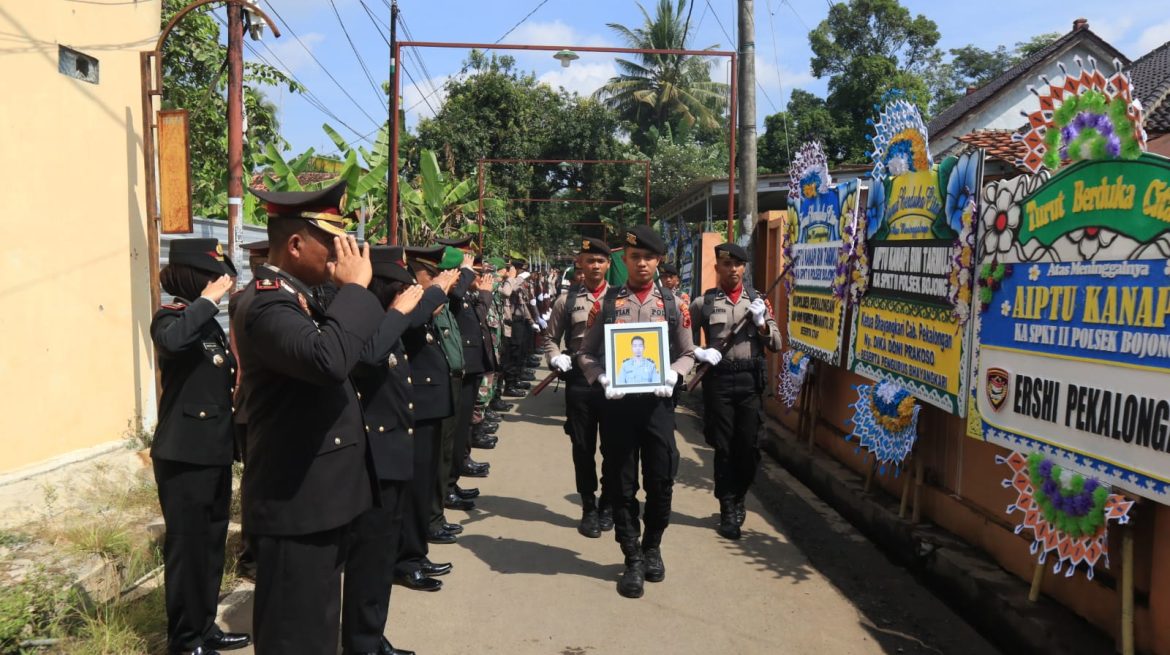 Kapolres Pekalongan Pimpin Upacara Persemayaman dan Pemakaman Almarhum Aiptu Kanapi