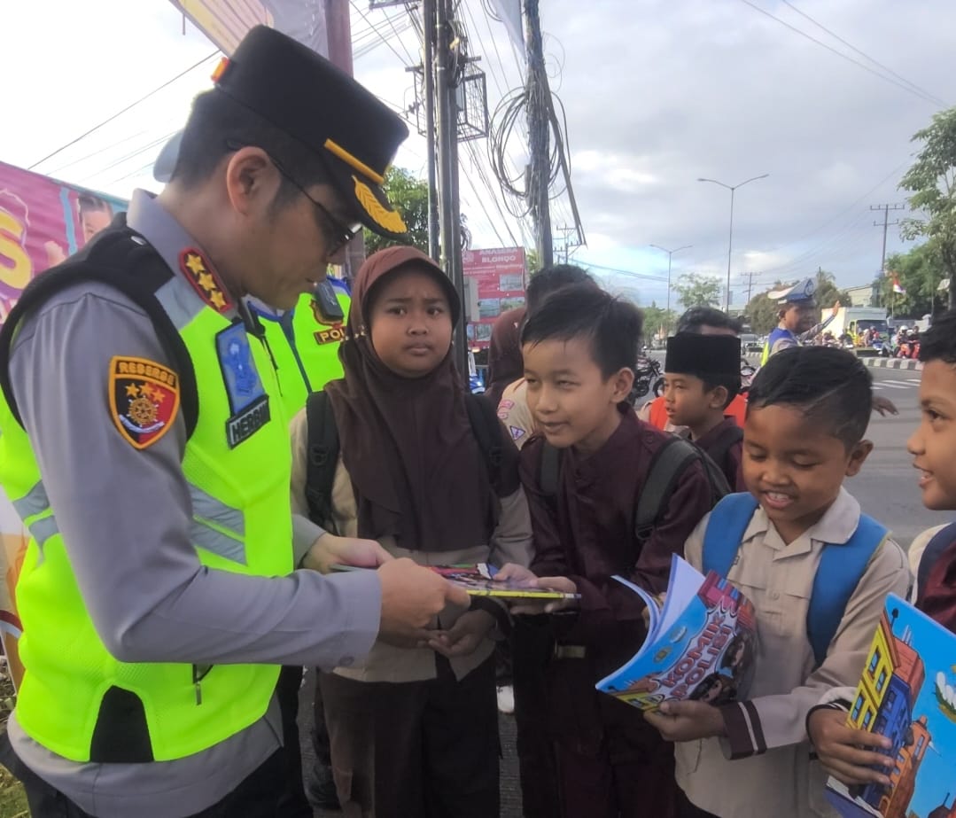 Kapolresta Magelang Bagikan Komik Polisi ke Siswa SD dalam Rangka Hari Buku Sedunia