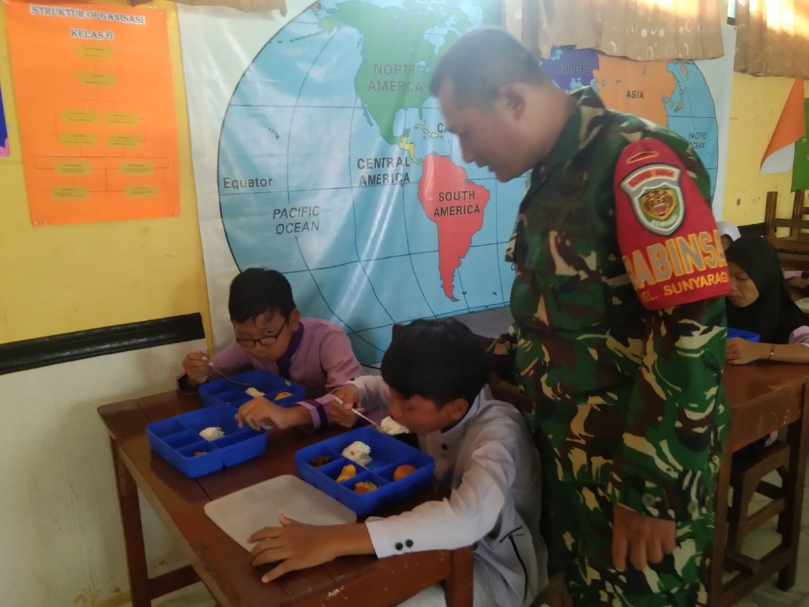 Monitoring Program MBG, Babinsa : Pendukung Generasi Penerus Bangsa.