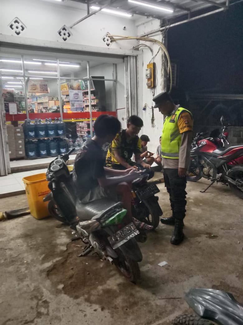 Kasat Binmas Polres Ogan Ilir Bersama Personel Lakukan Patroli dan Razia, Sampaikan Himbauan kepada Masyarakat
