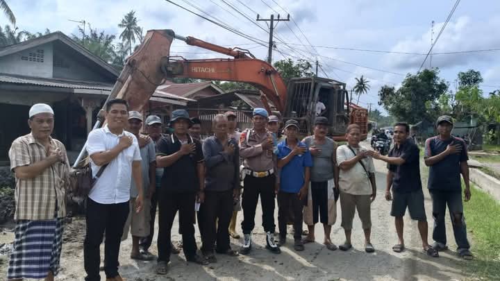 Warga Lingkungan-1 Kelurahan Hinai Kiri Kecamatan Secanggang Secara Swadaya Bergotong Royong Perbaiki Paret Yang Sumbat.