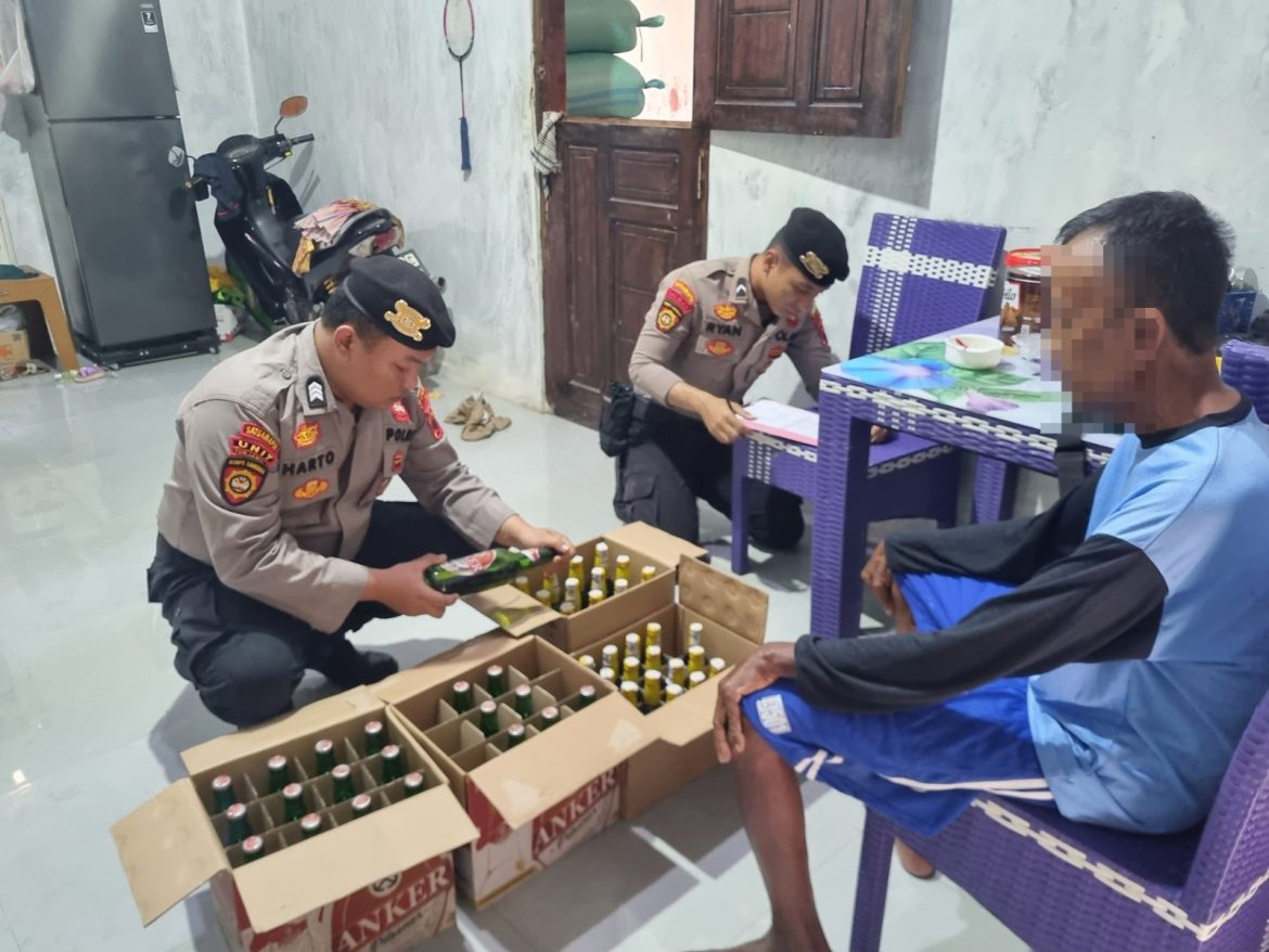 Puluhan Botol Miras Diamankan Polisi dari Warung yang Berlokasi di Sragi, Pekalongan