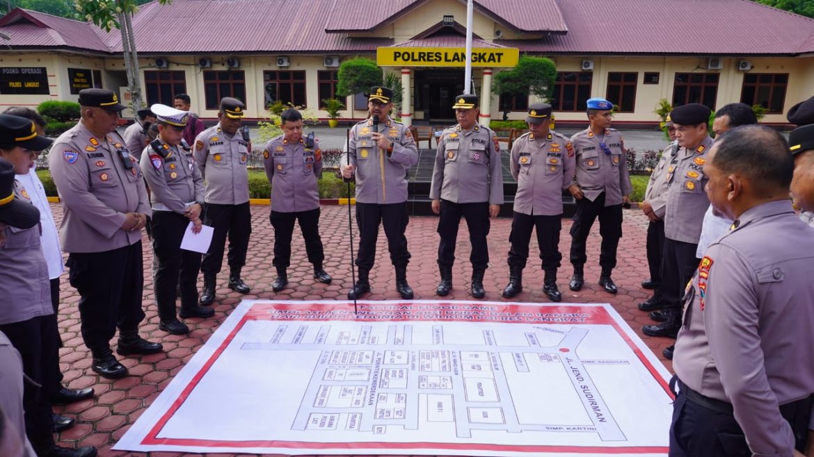Polres Langkat Gelar Peragaan Dalmas Jelang May Day 2025.