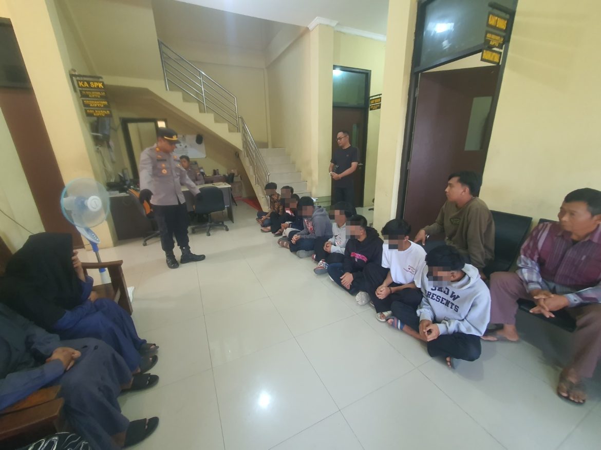 Jalani Pembinaan di Polsek Wiradesa, 8 Remaja Terduga Gangster Menangis di Hadapan Orang Tua dan Sampaikan Penyesalan di Depan Polisi dan Guru