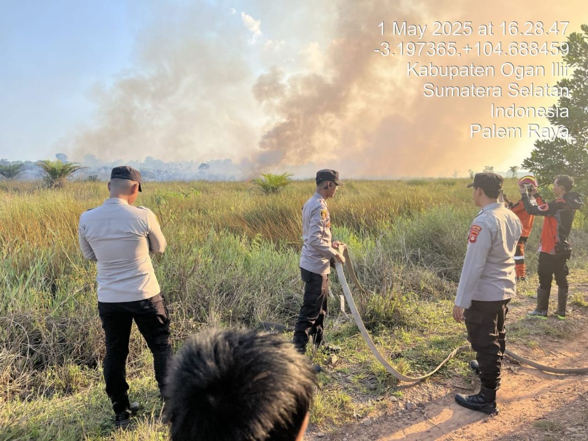 Lahan Gambut Terbakar, Personel Polsek Indralaya dan BPBD Laksanakan Mitigasi dan Upaya Pemadaman
