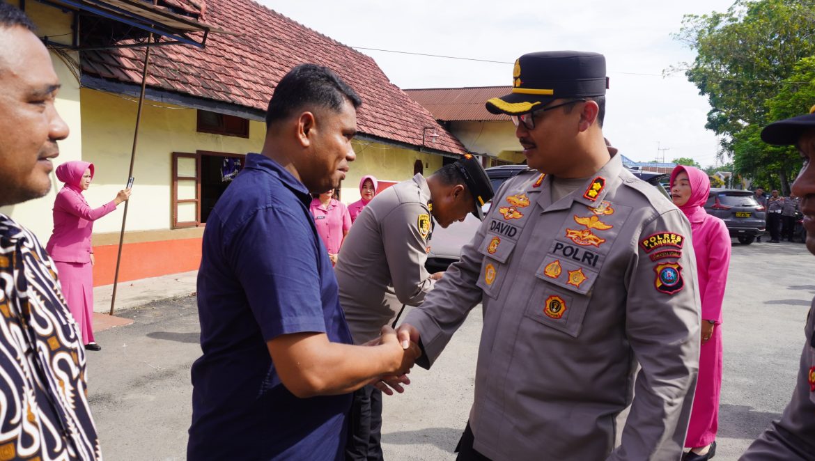 Kapolres Dan Ketua Bhayangkari Cabang Langkat Lakukan Kunker Di Dua Polsek.