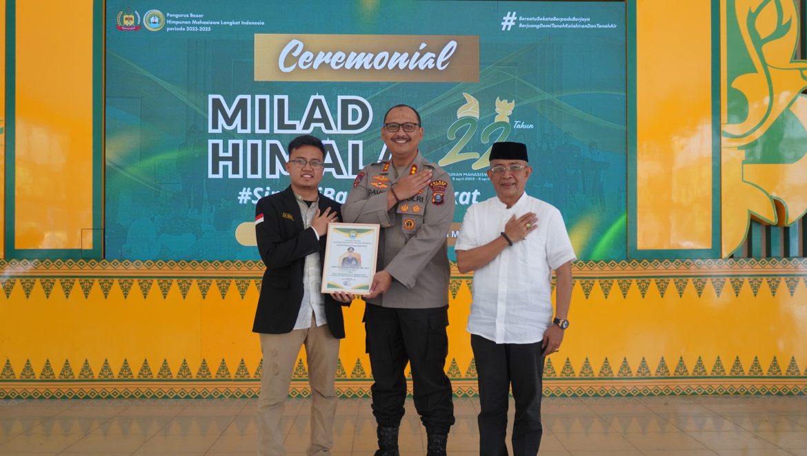 Kapolres Langkat Menerima Penghargaan Sebagai Tokoh Berpengaruh Dalam Pemberantasan Narkoba dan Premanisme.