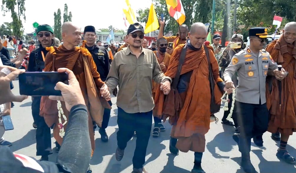 Langkah Damai Thudong 2025: 36 Bhikkhu Thailand Lintasi Pemalang, Simbol Harmoni Lintas Iman