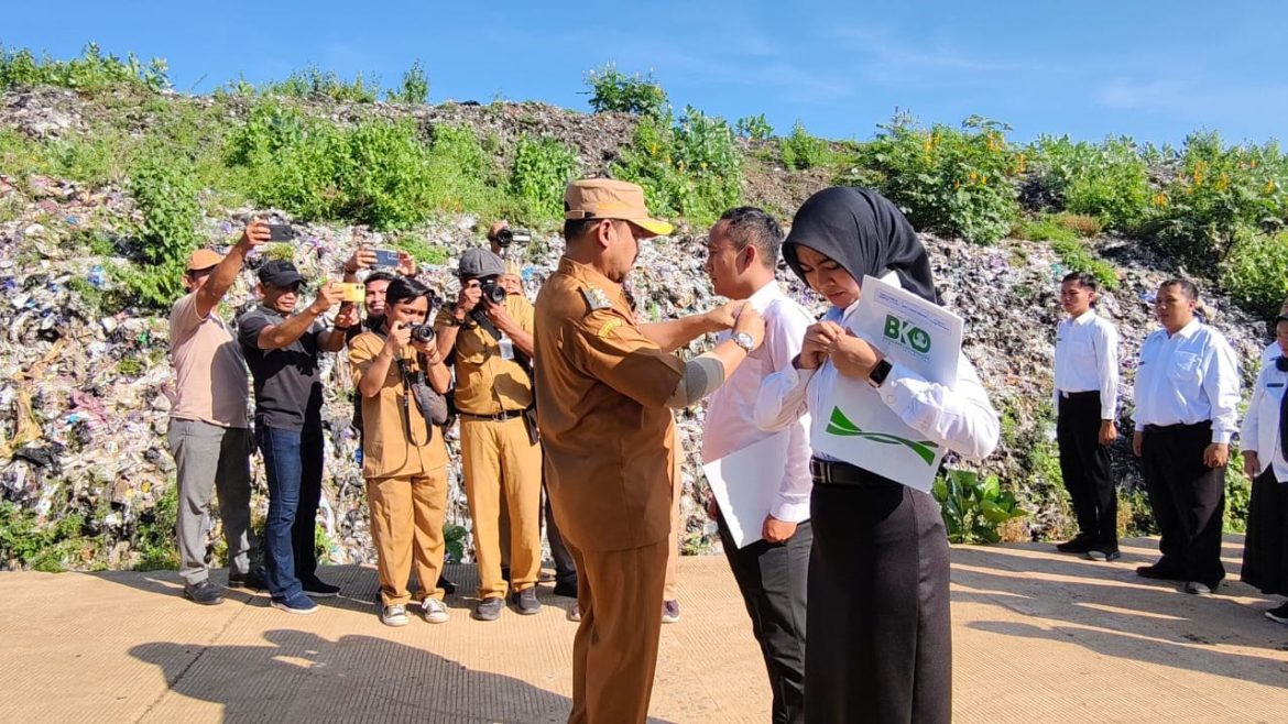 Mengabdi dari Titik Nol Bupati Pemalang Serahkan SK CPNS di Bekas TPA