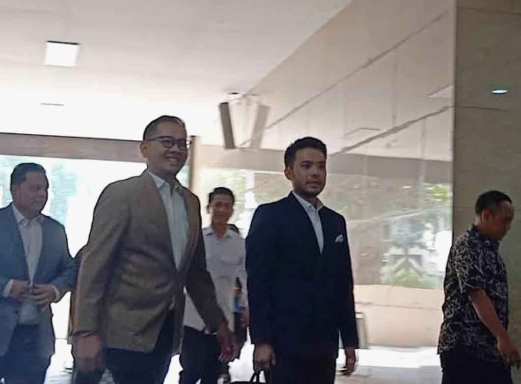 Andri Adik Ipar Jokowi Hadir Bersama Pengacara di Bareskrim Polri, Bawa Ijasah Asli