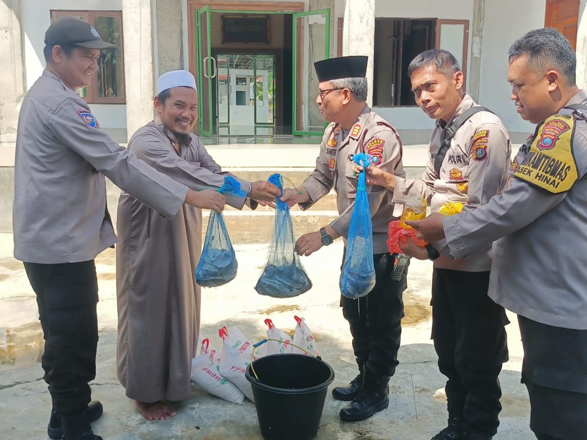 Kapolsek Hinai Berbagi Berkah di Ponpes Al Fathah Desa Suka Jadi.