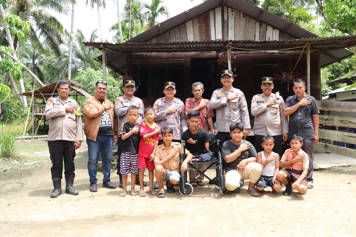 Tak Disangka, Rahmatullah Dapat Bantuan Kursi Roda dari Kapolres Langkat