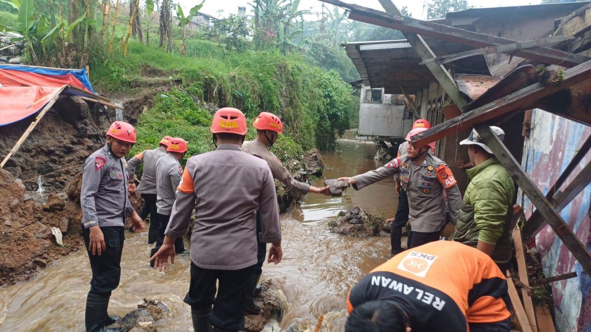 Tim SAR Sat Brimob Polda Jabar Bersama Warga Bersihkan Reruntuhan Tembok Akibat Cuaca Ekstrem di Cipanas