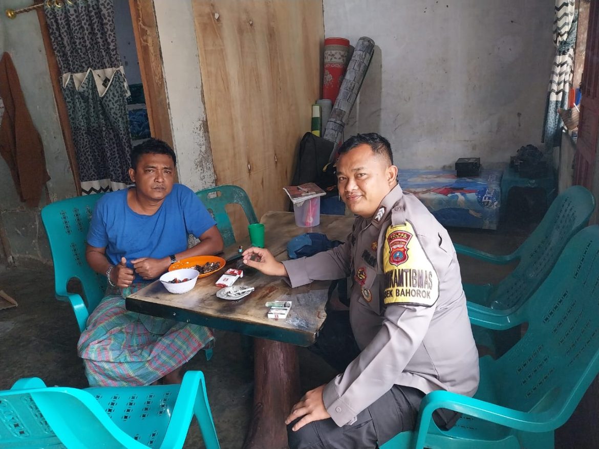 Ngobrol, dan Peduli: Bhabinkamtibmas Polsek Bahorok Hadir di Tengah Warga Lau Damak.