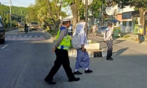 Satlantas Polres Langkat Atur Arus Lalu Lintas dalam Strong Point Pagi