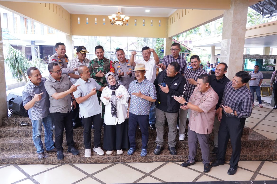 Dukung Persib, Kapolda Jabar Silaturahmi ke Kediaman Tokoh Masyarakat H. Umuh Muchtar