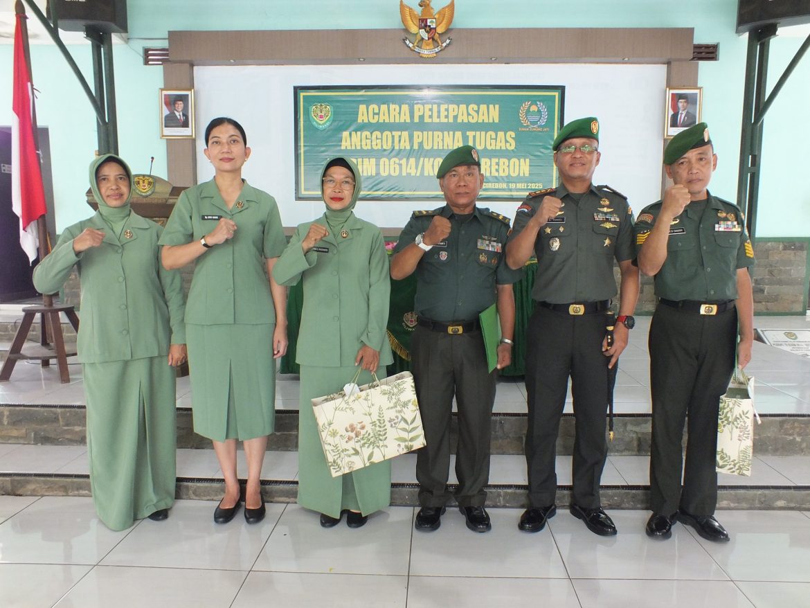 Komandan Kodim 0614/Kota Cirebon Lepas Anggota Purna Tugas Dengan Tradisi Sangkur Pora