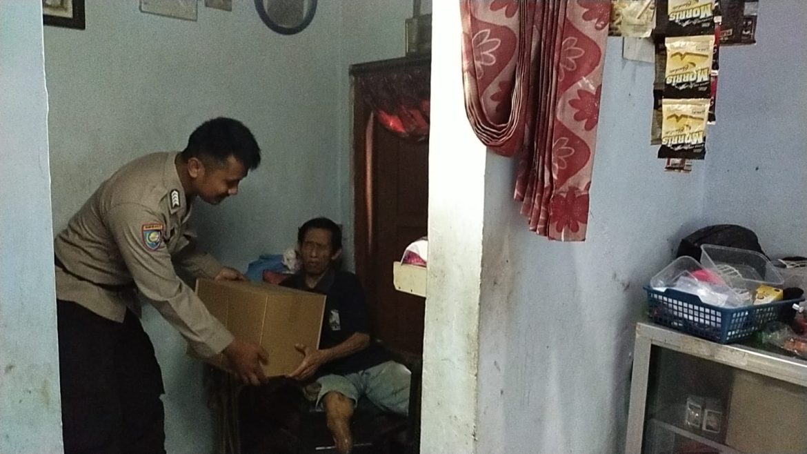 Polri Peduli, Bhabinkamtibmas Polsek Karangdadap Berbagi dengan Warga Penyandang Disabilitas