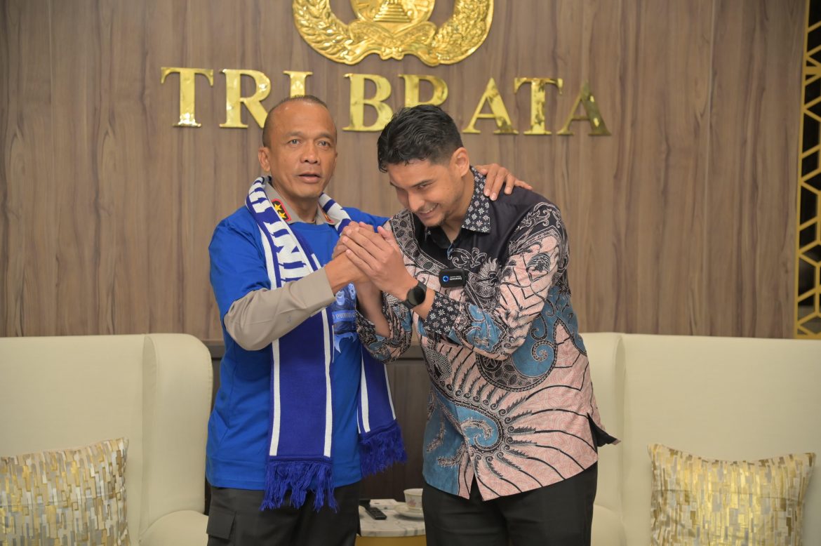 PERERAT KOMUNIKASI, KAPOLDA JABAR TERIMA AUDIENSI KETUA VIKING PERSIB DI RUANG KERJA