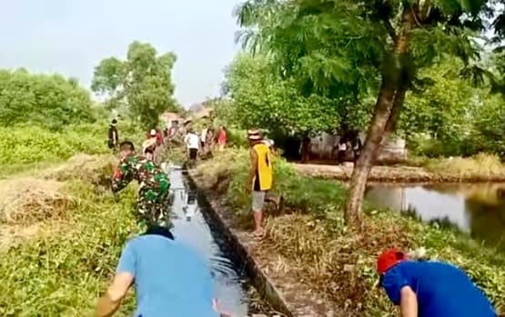 Dengan Semangat Gotong Royong, Babinsa Pegambiran Ikuti Kegiatan Kerja Bakti.