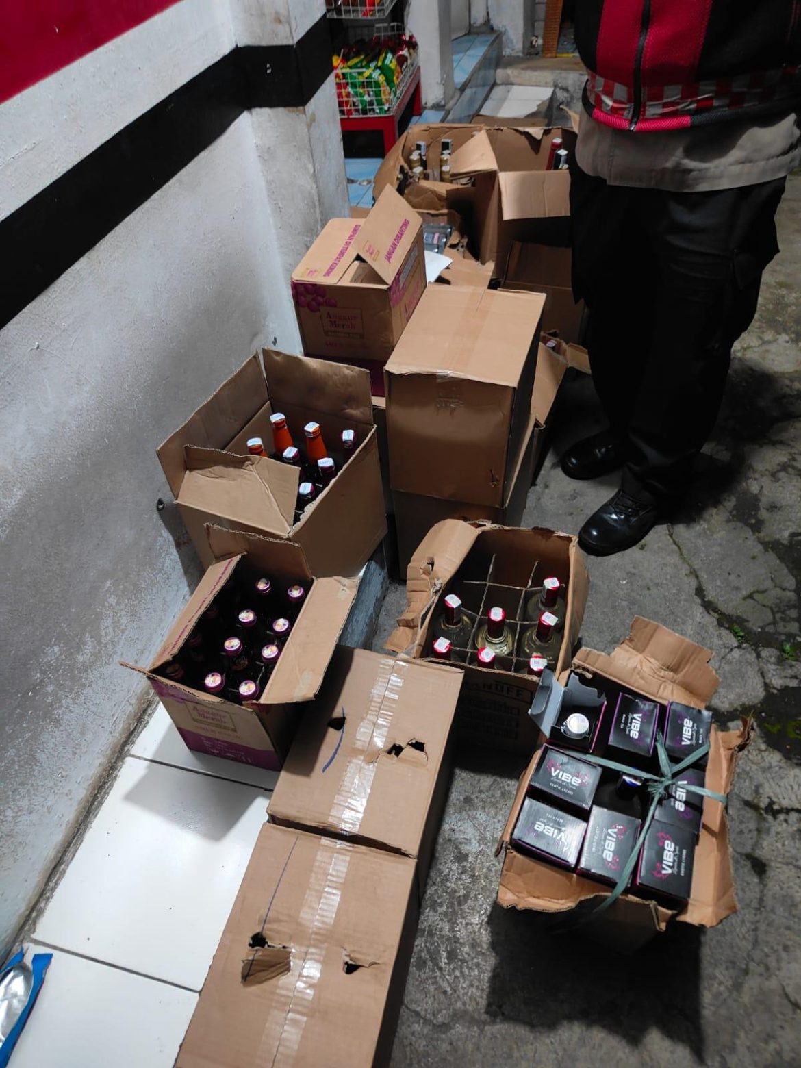 Polisi Gelar Operasi Penyakit Masyarakat, Ratusan Botol Miras Ilegal Diamankan