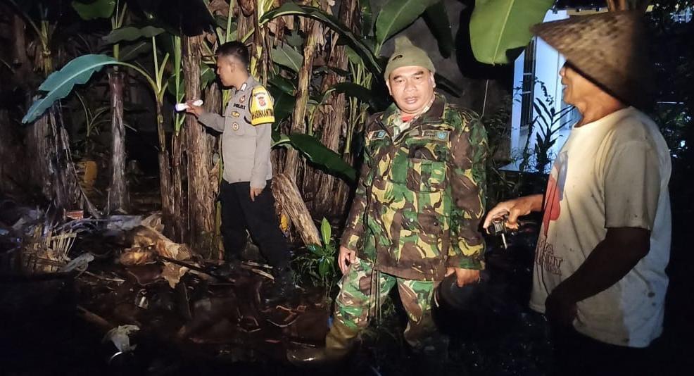Polisi Datangi Rumah Ambruk di Desa Kalapasawit Ciamis
