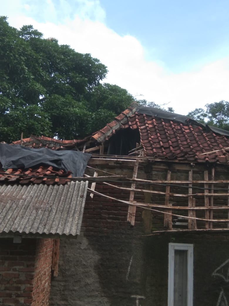 Rumah Warga Ambruk di Desa Sancang, Seorang Janda Lansia Harapkan Bantuan