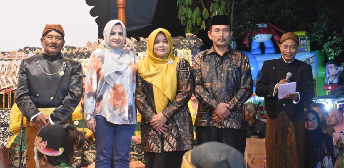 Bupati Fadia Sambangi Sedekah Bumi Desa Sinangohprendeng, Berikan 10 Unit PJU untuk Tingkatkan Keamanan