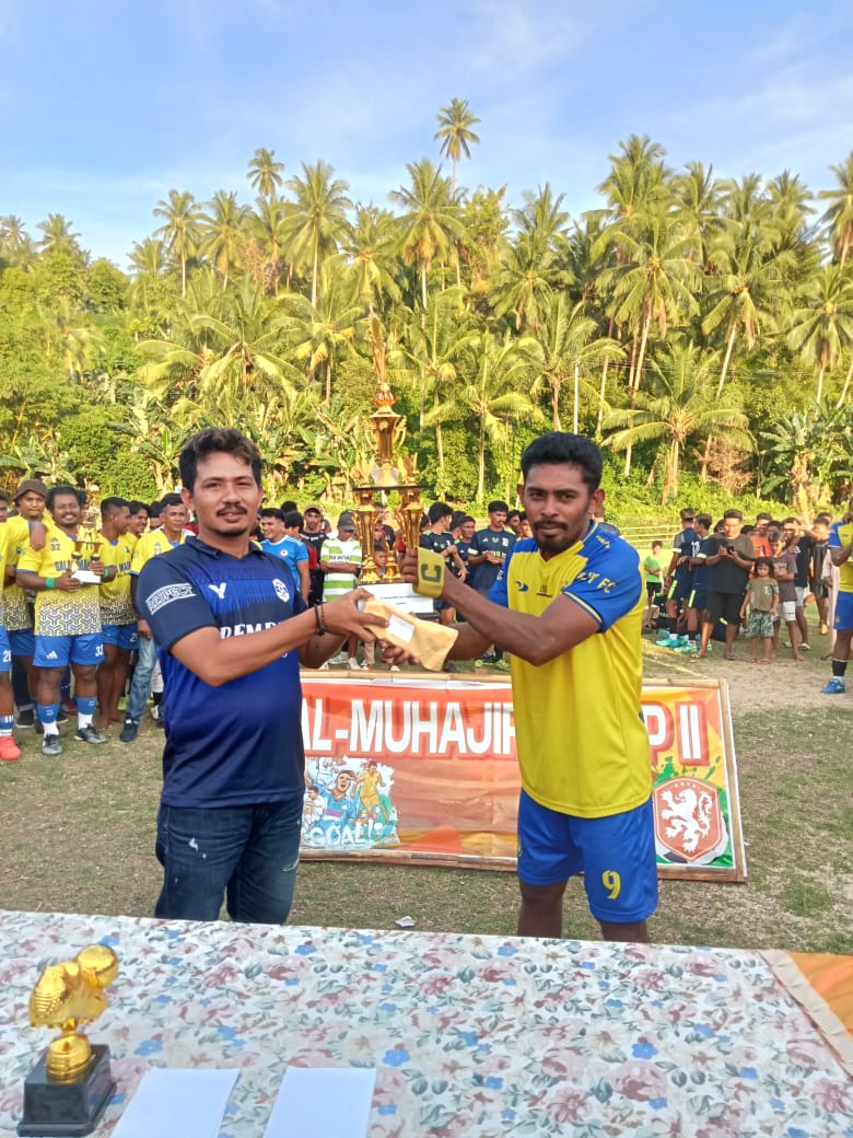 Kades Galao Penyerahan piala dan bonus kepada tim Rijang jaya FC