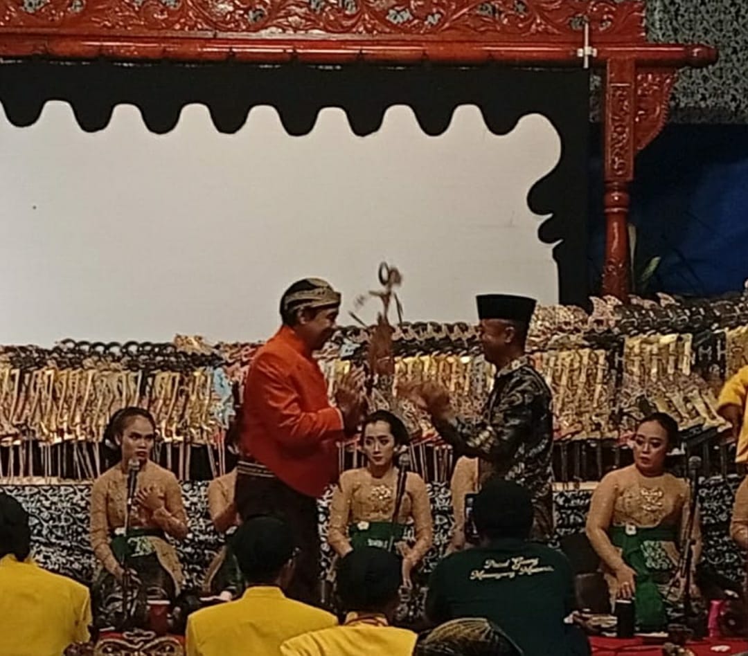 Sedekah Bumi Desa Lemahabang: Pagelaran Wayang Kulit yang Meriah dan Berkah