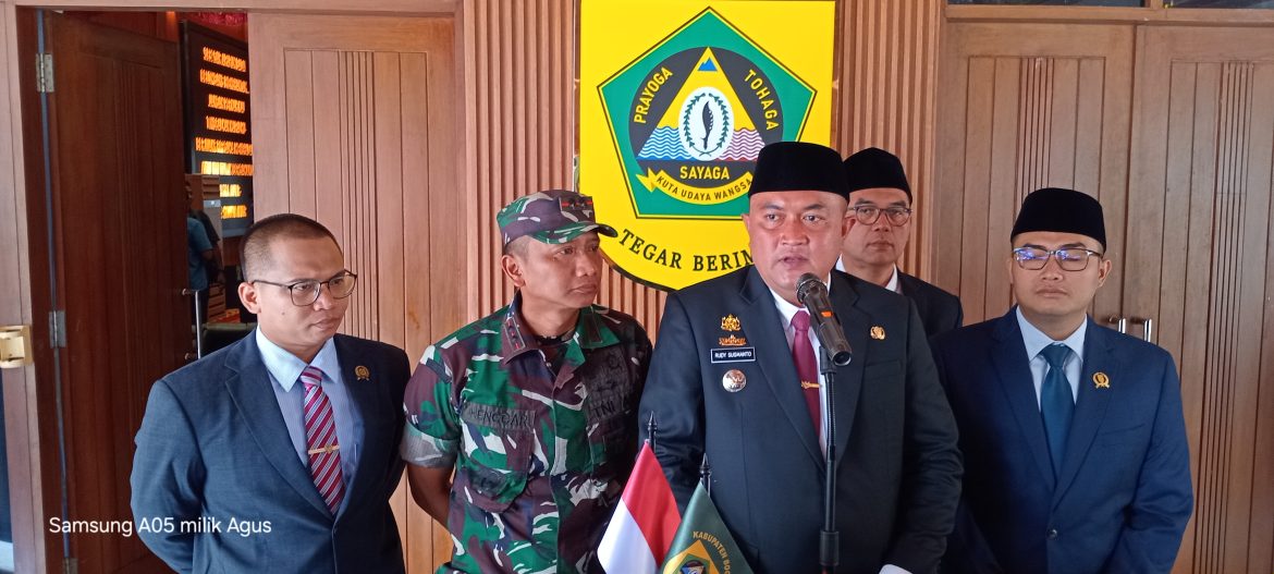 Bupati dan Wakil Bupati Bogor Melantik Pejabat diSertai Pengambilan Sumpah Jabatan