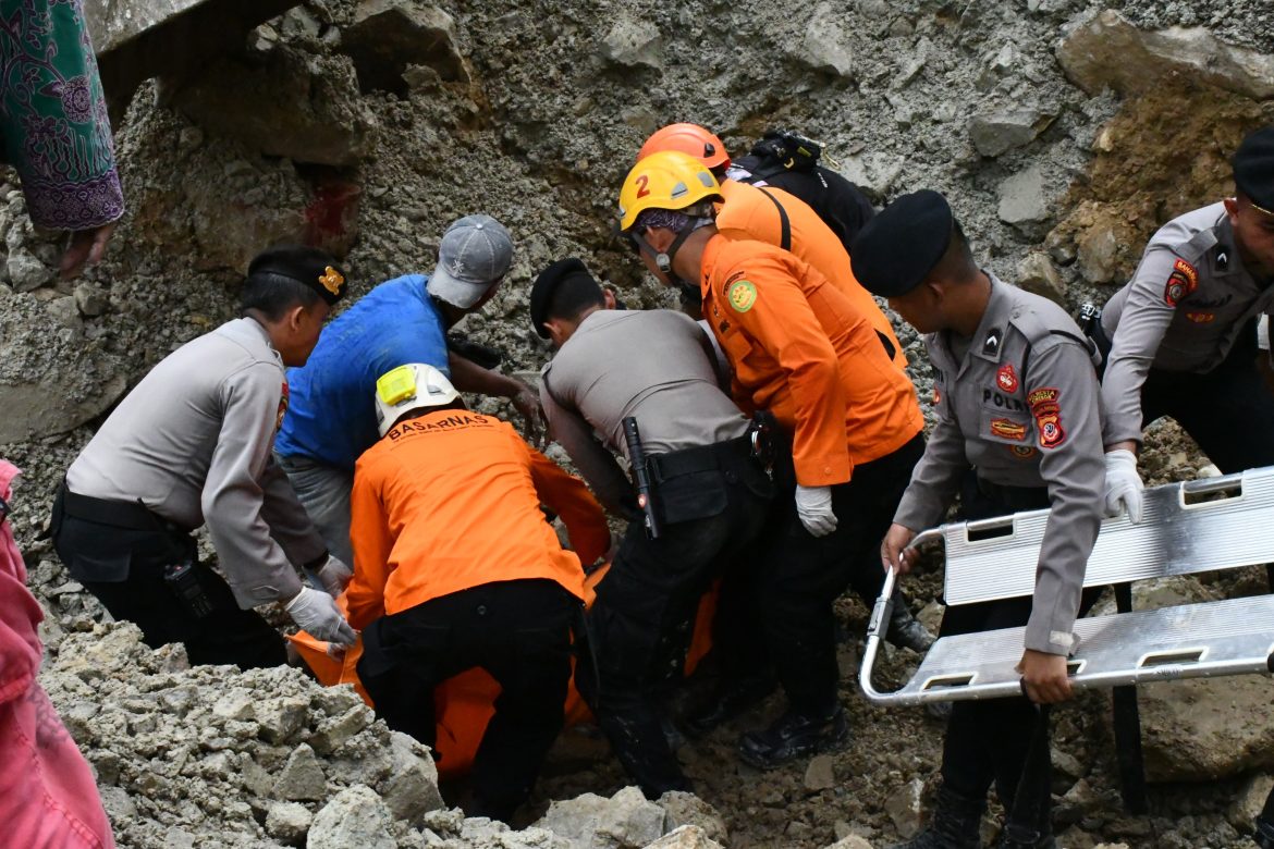 Polisi Identifikasi korban longsor Gunung Kuda