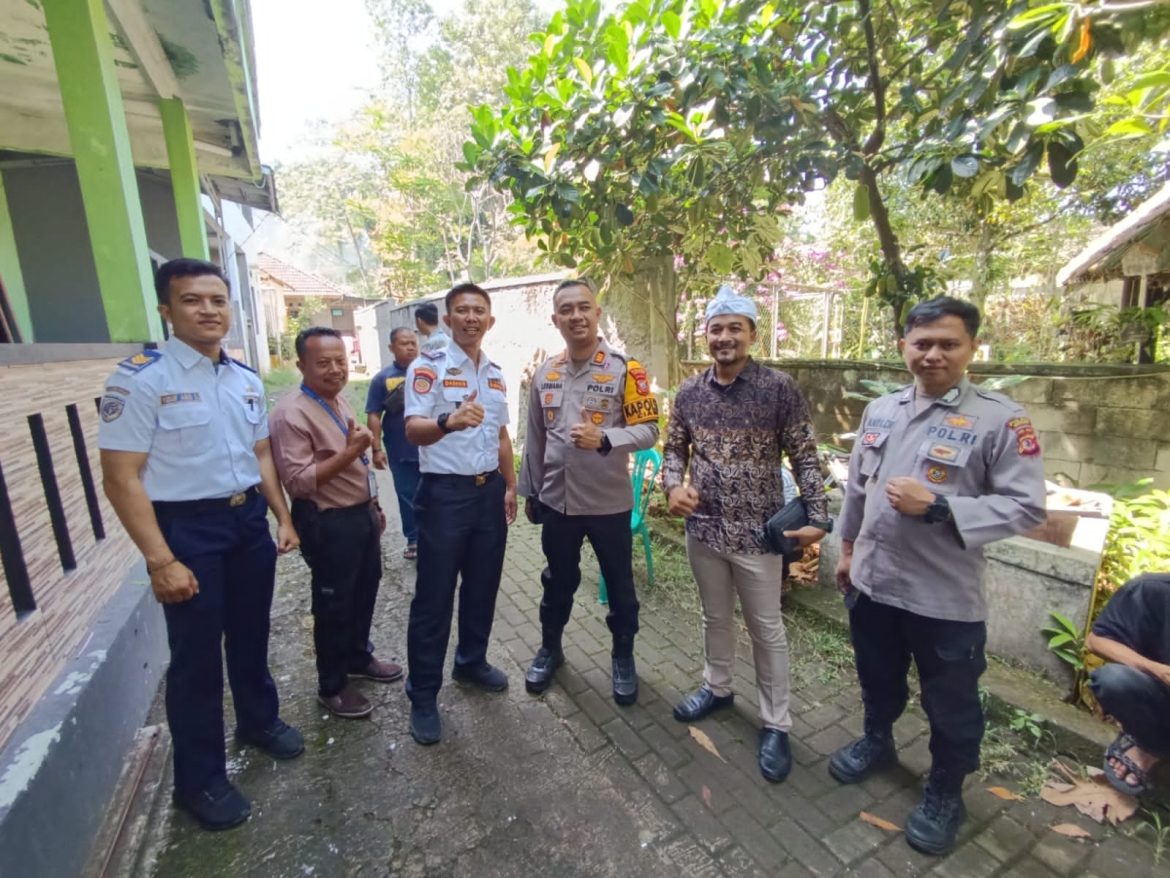 Kapolsek Ciawi, AKP Dede Lesmana Monitoring Pemberian Kompensasi dari Gubernur Jabar kepada Angkutan Umum Jalur Puncak Bogor   