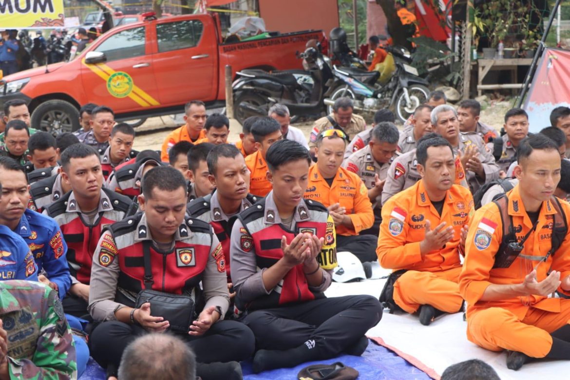 Polisi Gelar Doa Bersama di Lokasi Longsor Gunung Kuda Cipanas: Wujud Empati dan Solidaritas Untuk Para Korban   