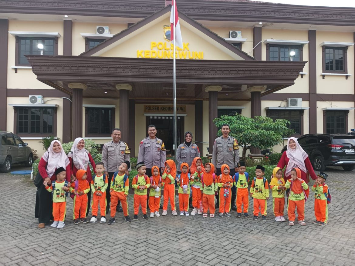 Kunjungi Polsek kedungwuni, Anak-Anak Paud Sejahtera SPS Al Hidayah Kwayangan Diperkenalkan Tugas-Tugas kepolisian
