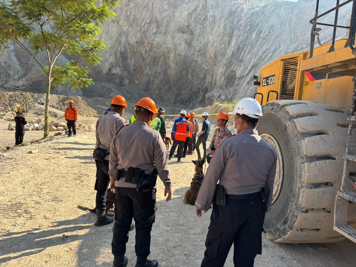 Hari Keenam, Tim K-9 Endus Empat Titik Korban Longsor Gunung Kuda Cipanas   