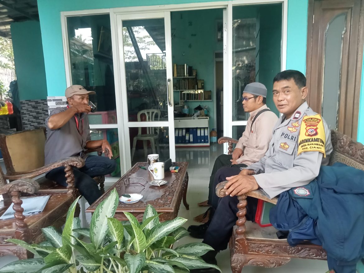 Bhabinkamtibmas Polsek Ciawi Polres Bogor Laksanakan Anjangsana Kamtibmas Kepada Tokoh Masyarakat dan Warga Desa Banjarsari