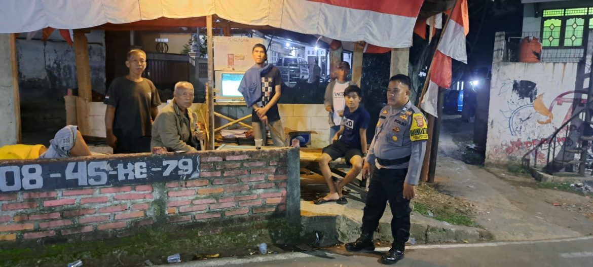 Bhabinkamtibmas Polsek Ciampea Polres Bogor Polda Jabar Laksanakan Kontrol Petugas Ronda Malam untuk Sampaikan Pesan Kamtibmas   